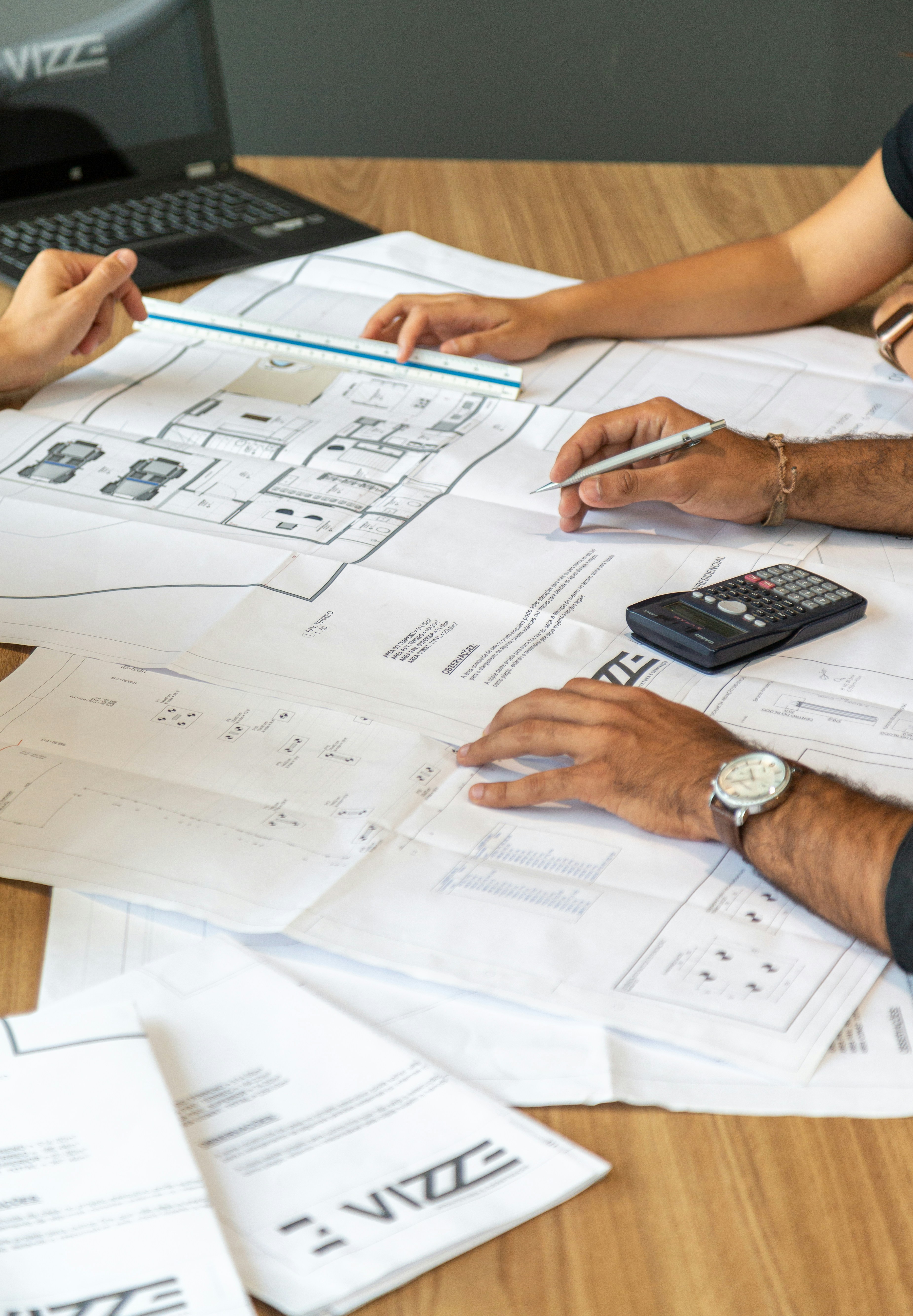 Arquitecto revisando planos de un proyecto que requiere piezas de precisión