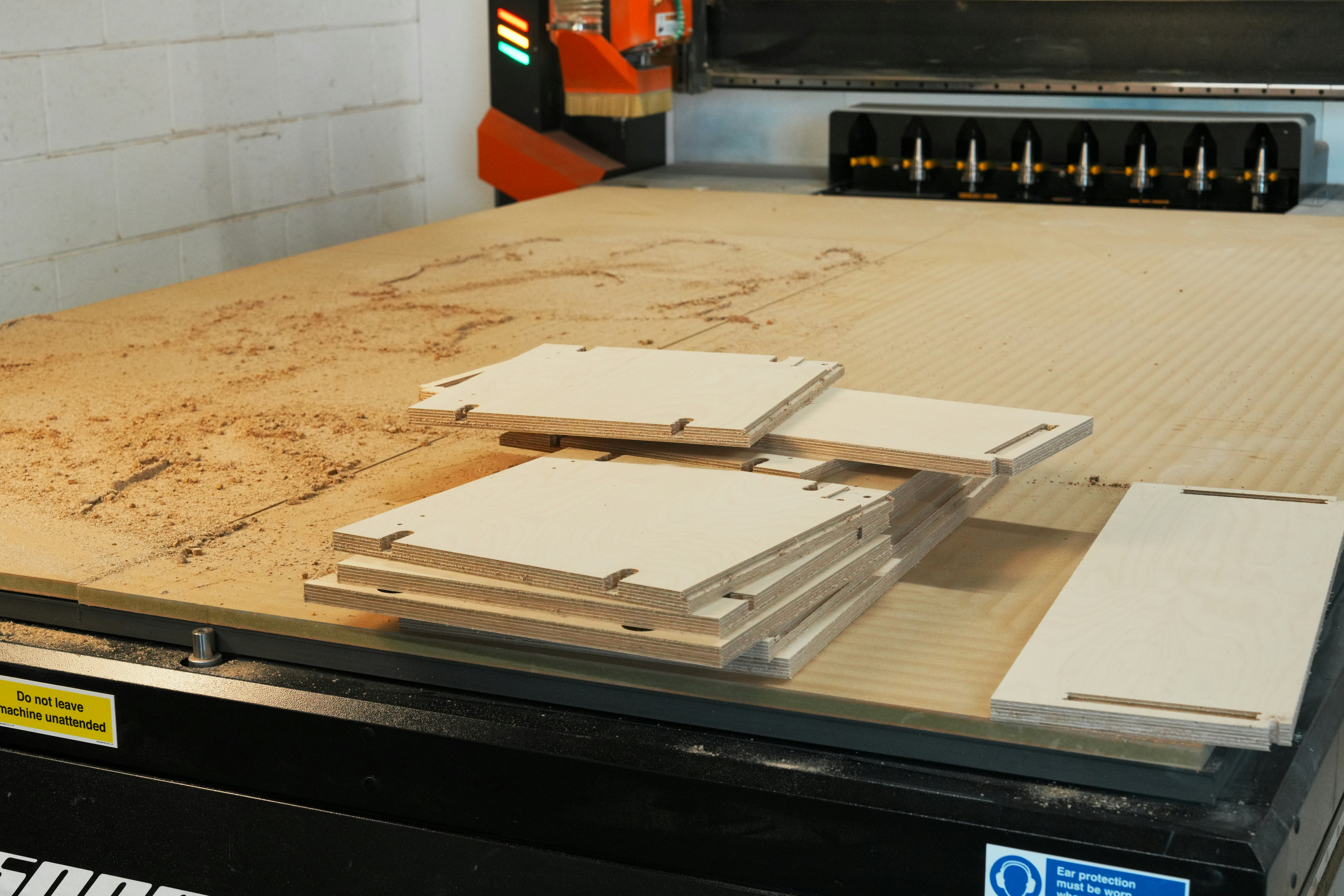 Máquina de corte láser y CNC de LCL Soluciones trabajando con precisión